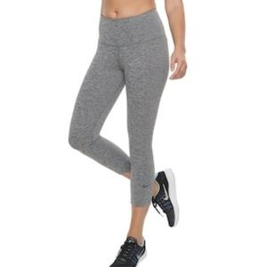 Women's Nike Sculpt Victory Capri Leggings
